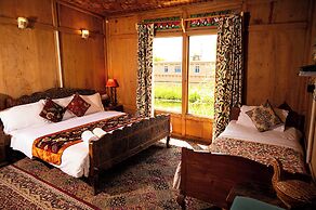 Golden Flower Heritage Houseboat