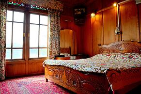 Golden Flower Heritage Houseboat
