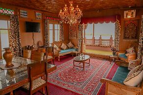 Golden Flower Heritage Houseboat