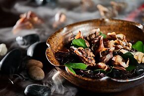 HUALUXE Ningbo Harbor City by IHG