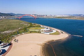 HUALUXE Ningbo Harbor City by IHG
