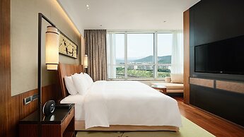 HUALUXE Ningbo Harbor City by IHG