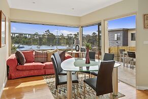 Manfield City Waterfront View Cottage