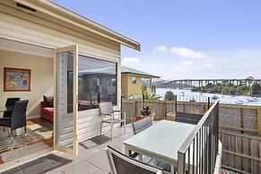Manfield City Waterfront View Cottage