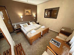Hotel Lav