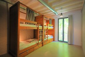 Ten To Go Hostel