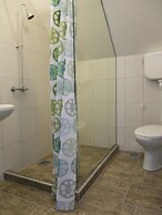 Varad Inn Hostel and Cafe