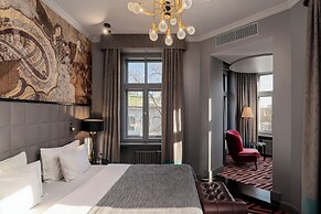 Grand Poet Hotel by Semarah