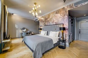 Grand Poet Hotel by Semarah