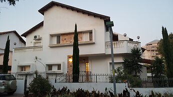 Einav Holiday House