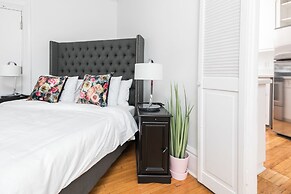 Applewood Suites - Bathurst & College