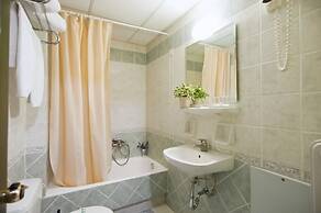 Artemis Hotel