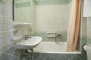 Artemis Hotel
