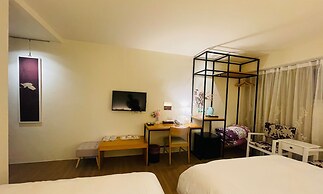 River Hotel