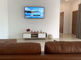 Private Villa with Pool near Laguna