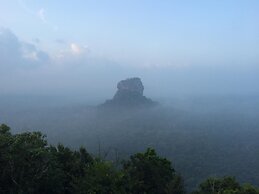 Sigiriya Vee Guest