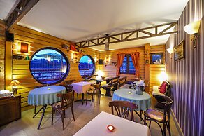 San Art Floating Hostel&Apartments