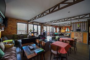San Art Floating Hostel&Apartments