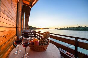 San Art Floating Hostel&Apartments