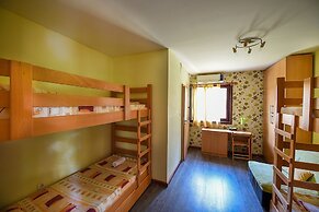 San Art Floating Hostel&Apartments