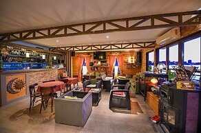 San Art Floating Hostel&Apartments