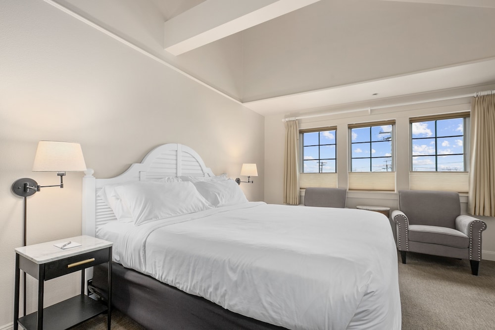Saratoga Inn