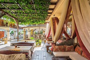 Golden Pearl Hotel
