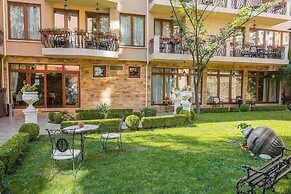 Golden Pearl Hotel