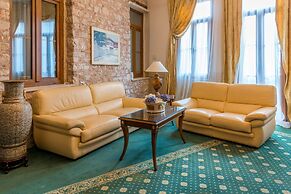 Alexios Inn Hotel