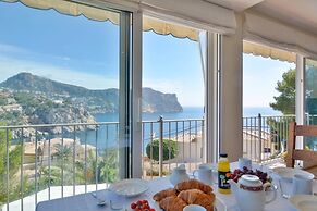 Villa with incredible sea views and pool