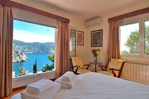 Villa with incredible sea views and pool