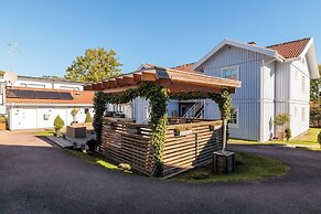 Easy Livin Apartment Hotel by Stubor
