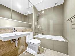 Stylish Waterfront Apt in Rhodes