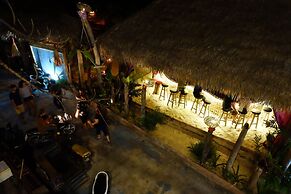 Bloom Cafe & Hostel Lipe
