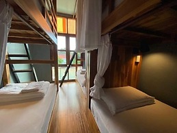 Bloom Cafe & Hostel Lipe