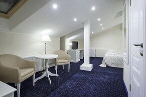 Esquire Hotel
