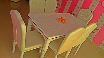 Hello Kitty Signature Suite