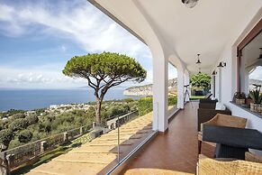 Luxury Villa with breathtaking Seaview, pool, BBQ