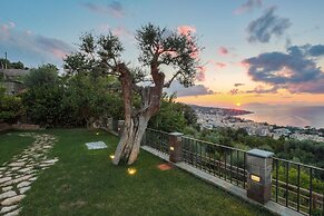 Luxury Villa with breathtaking Seaview, pool, BBQ
