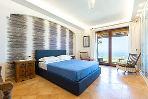 Luxury Villa with breathtaking Seaview, pool, BBQ