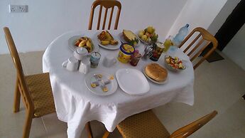 Uroa White House Inn
