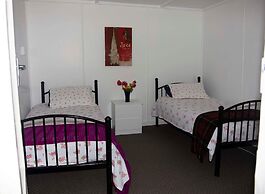 Surat Bay Lodge, Motel and Backpackers