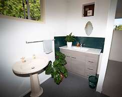 Surat Bay Lodge, Motel and Backpackers