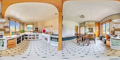 Surat Bay Lodge, Motel and Backpackers