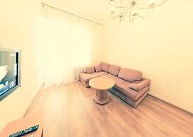 Hotrent Baseina Street Area