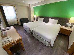 Green World Triplebeds Hotel