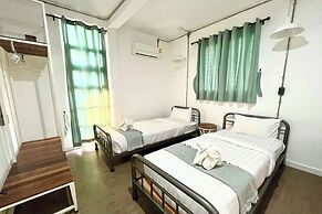 Memmoth Cafe & Hostel in Lampang