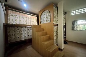 Memmoth Cafe & Hostel in Lampang