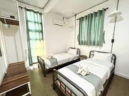 Memmoth Cafe & Hostel in Lampang