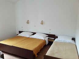 Apartments Metajna X
